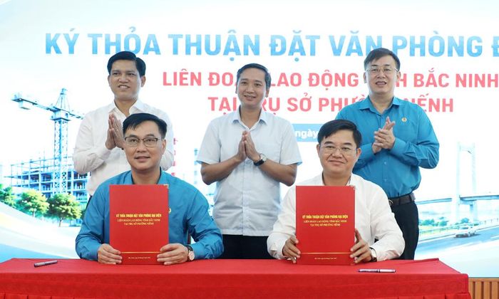  Đồng chí Nguyễn Việt Oanh và các đại biểu chứng kiến lễ ký thỏa thuận đặt văn phòng tại trụ sở phường Nếnh giữa Liên đoàn Lao động tỉnh và UBND phường Nếnh.  