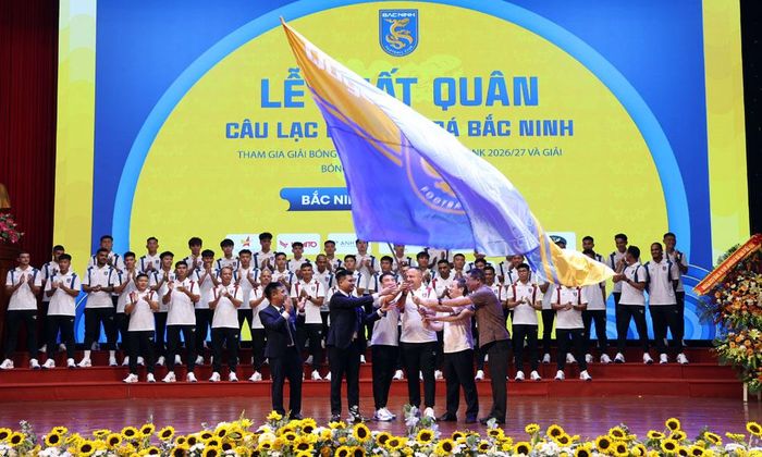 Các đồng chí: Phạm Hoàng Sơn, Trần Huy Phương trao cờ xuất quân cho Câu lạc bộ Bóng đá Bắc Ninh tham dự Giải bóng đá vô địch Quốc gia LPBank và Cúp Quốc gia mùa giải 2026/2027 