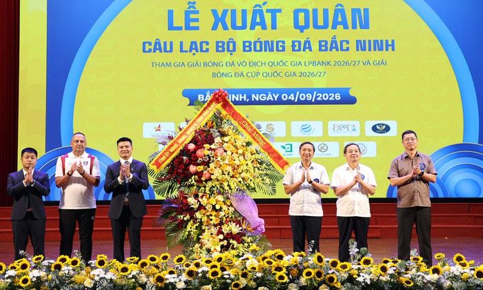  Các đồng chí: Nguyễn Việt Oanh, Phạm Hoàng Sơn, Trần Huy Phương tặng hoa chúc mừng Câu lạc bộ Bóng đá Bắc Ninh. 