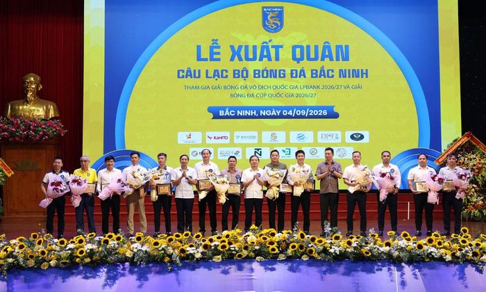  Các đồng chí: Nguyễn Việt Oanh, Phạm Hoàng Sơn, Trần Huy Phương trao kỷ niệm chương cho các nhà tài trợ. 