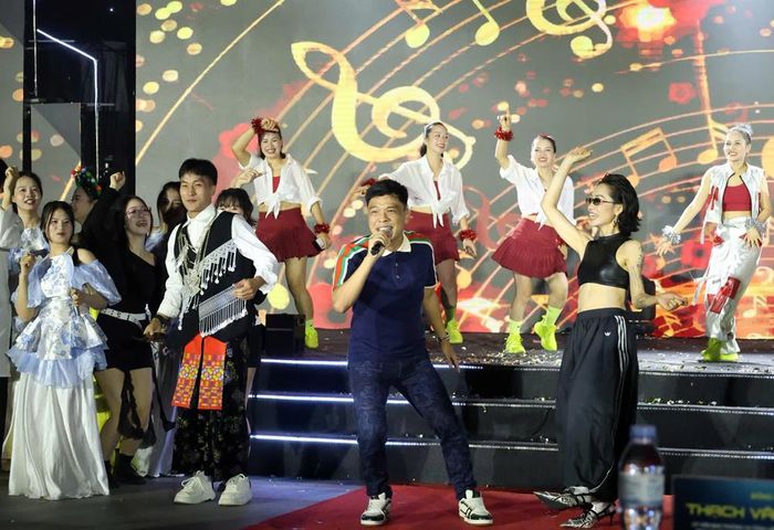 Giám khảo khách mời nghệ sĩ Nguyễn Hà Trung (Trung Ruồi) giao lưu với các thí sinh và khán giả tại chương trình.