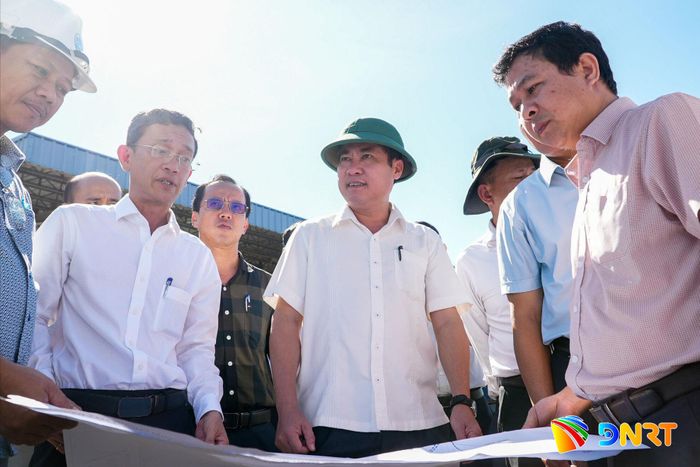 Phó Chủ tịch UBND thành phố Phan Thái Bình kiểm tra, tháo gỡ vướng mắc mặt bằng các dự án trong Khu kinh tế mở Chu Lai. Ảnh: HỒ QUÂN