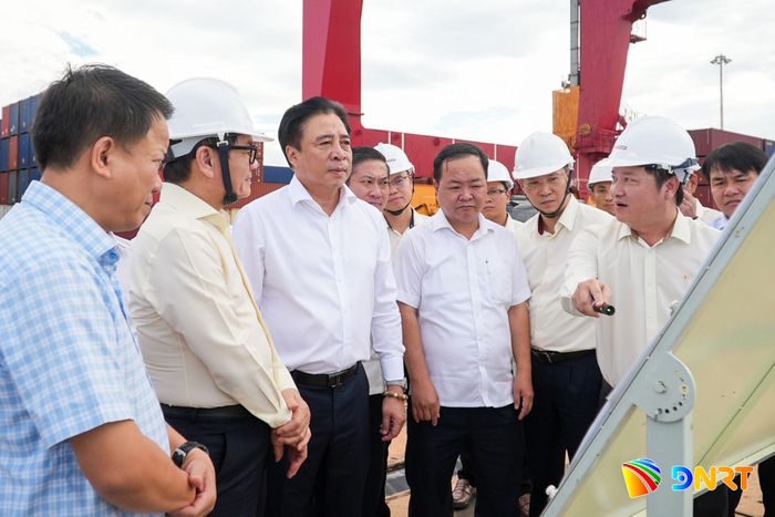 Ủy viên Trung ương Đảng, Phó Bí thư Thường trực Thành ủy Nguyễn Khắc Toàn khảo sát thực tế khu vực cảng Chu Lai. Ảnh: HỒ QUÂN
