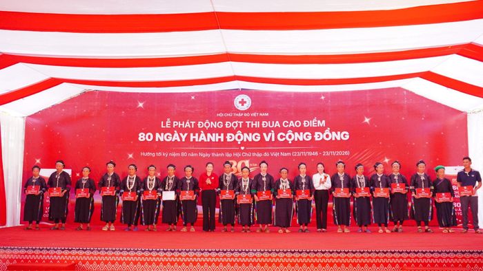 Lãnh đạo Hội Chữ thập đỏ Việt Nam và tỉnh Tuyên Quang trao biểu trưng hỗ trợ sinh kế cho các hộ gia đình xã Nấm Dẩn, tỉnh Tuyên Quang - Ảnh: chinhphu.vn