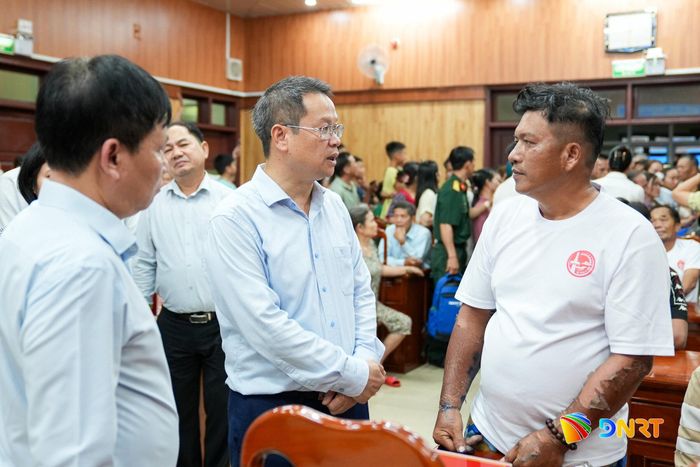 Chủ tịch UBND thành phố Nguyễn Mạnh Hùng thăm hỏi chủ tàu cá Huỳnh Văn Trí. Ảnh: HỒ QUÂN