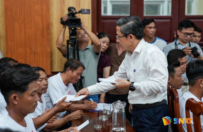 Phó Chủ tịch UBND thành phố Trần Nam Hưng trao quà động viên các ngư dân. Ảnh: HỒ QUÂN