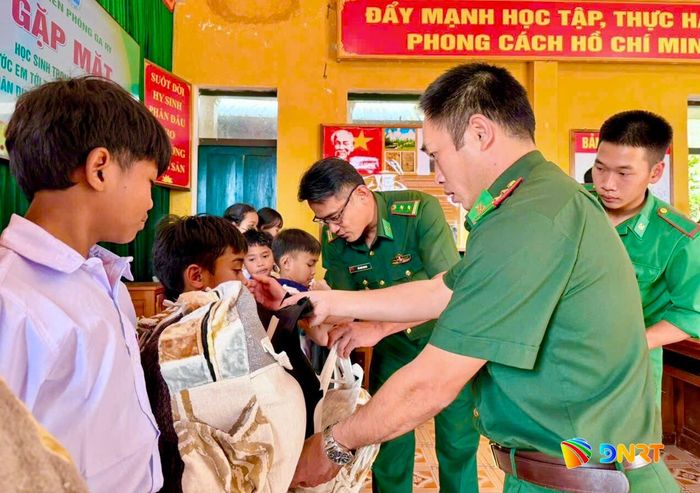 Nhiều quà tặng tiếp sức cho học sinh khó khăn xã Hùng Sơn trước thềm năm học mới. Ảnh: PHÚC NGUYÊN