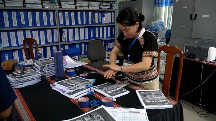 Gần 1.000 bộ sách giáo khoa được phô tô để cấp phát cho học sinh trước thềm năm học mới 2026 - 2027. Ảnh: TRUNG LÊ