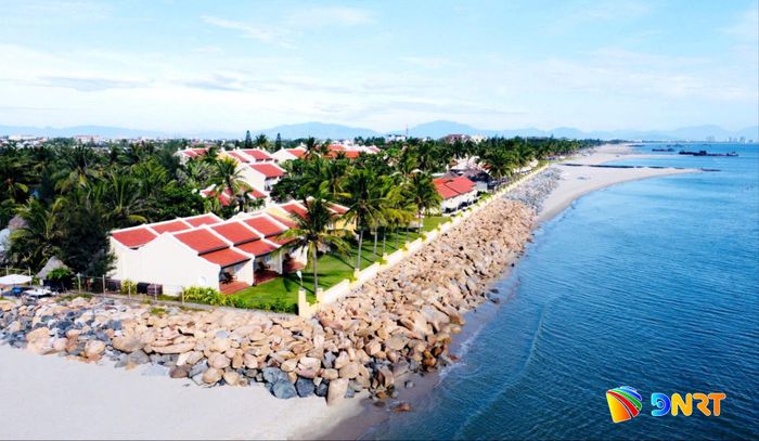 Kè biển để bảo vệ bờ biển Hội An có vai trò rất quan trọng trong phát triển kinh tế - xã hội, nhất là phục vụ hoạt động du lịch, dịch vụ. Ảnh: QUỐC TUẤN