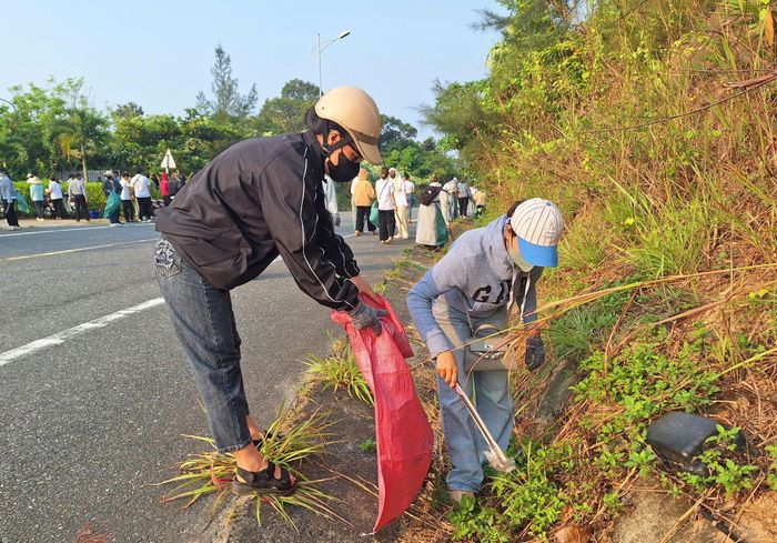 Có thể hình thành sản phẩm trải nghiệm bảo vệ môi trường thông qua các hoạt động của Clean up Sơn Trà. Ảnh: THU HÀ