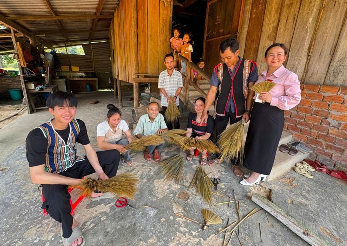 Các thành viên Chi hội nghề nghiệp đan chổi Trà Hân (xã Phước Trà) gắn với nghề làm chổi truyền thống. Ảnh: CHÍ SANG