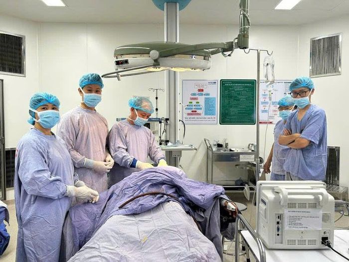 Bệnh viện Đà Nẵng chuyển giao kỹ thuật phẫu thuật cho cán bộ y tế Trung tâm Y tế Khu vực Sơn Trà. Ảnh: L.H