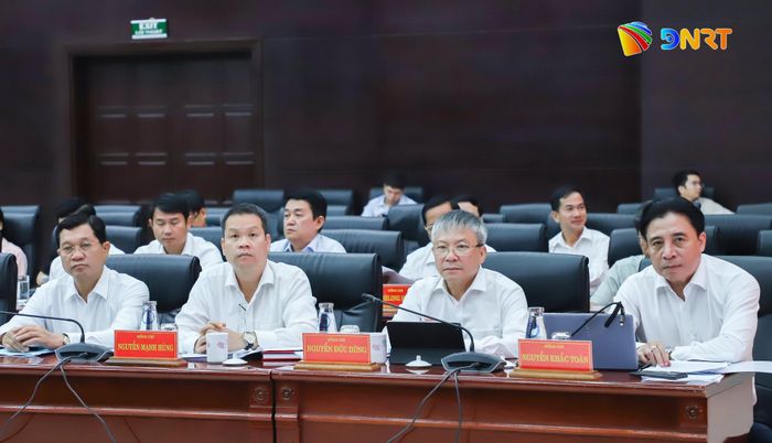 Các đồng chí lãnh đạo thành phố dự hội nghị. Ảnh: NGỌC PHÚ