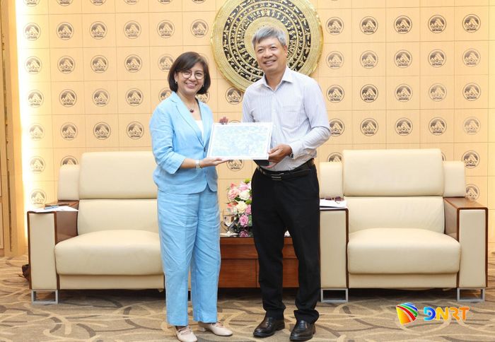 Phó Chủ tịch UBND thành phố Hồ Quang Bửu (bên phải) tặng quà lưu niệm cho đoàn công tác UNICEF Việt Nam. Ảnh: NGỌC HÀ