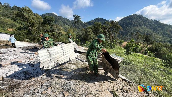 Cán bộ, chiến sĩ Đồn Biên phòng Ga Ry tham gia dọn dẹp hiện trường sau vụ cháy. Ảnh: PHÚC TRƯỜNG