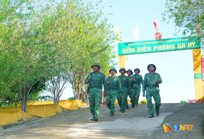 Cán bộ, chiến sĩ Đồn Biên phòng Ga Ry tuần tra bảo vệ biên giới. Ảnh: HỒNG ANH