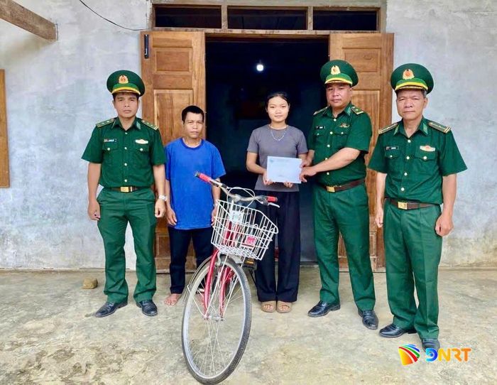 Đồn Biên phòng Anông trao tặng xe đạp cho em Alăng Thị Ly nhân dịp năm học mới. Ảnh: HIỀN THÚY