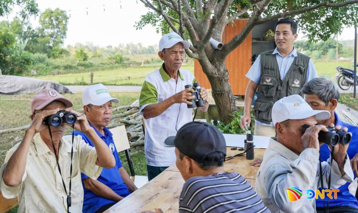 HiVOOC - đơn vị tư vấn cho dự án được WWF thực hiện tại 2 phường Bàn Thạch và Quảng Phú, tập huấn kỹ năng sử dụng ống nhòm cho các thành viên tổ du lịch cộng đồng. Ảnh: HiVOOC