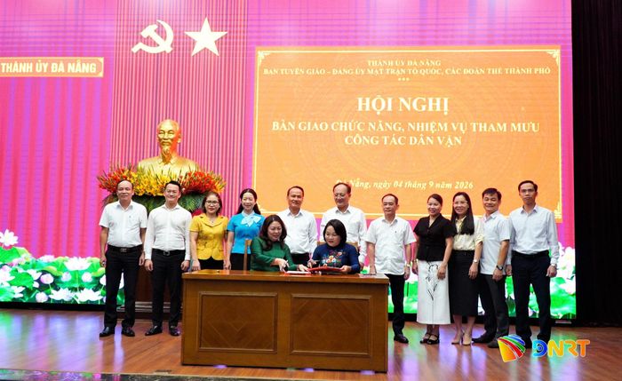 Lãnh đạo Ban Tuyên giáo Thành ủy và Đảng ủy MTTQ, các đoàn thể thành phố ký kết biên bản bàn giao. Ảnh: VINH ANH