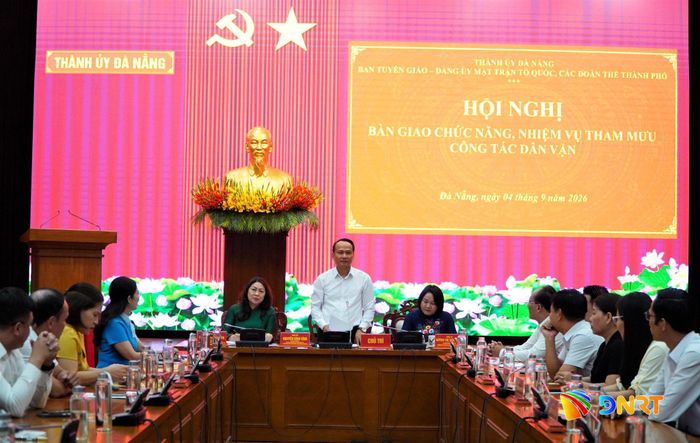 Phó Bí thư Thành ủy, Bí thư Đảng ủy MTTQ, các đoàn thể thành phố, Chủ tịch Ủy ban MTTQ Việt Nam thành phố Nguyễn Đình Vĩnh phát biểu tại hội nghị. Ảnh: VINH ANH