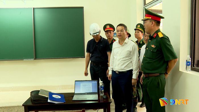 Chủ tịch UBND thành phố Nguyễn Mạnh Hùng kiểm tra cơ sở vật chất phục vụ việc dạy học. Ảnh: VŨ QUÂN