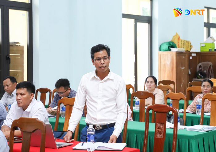 Đảng viên phát biểu thảo luận tại sinh hoạt chi bộ. Ảnh: NGỌC PHÚ