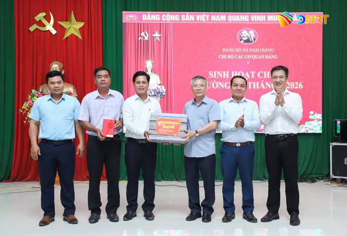 Chủ tịch HĐND thành phố Nguyễn Đức Dũng (thứ 3, bên phải sang) trao quà cho chi bộ. Ảnh: NGỌC PHÚ