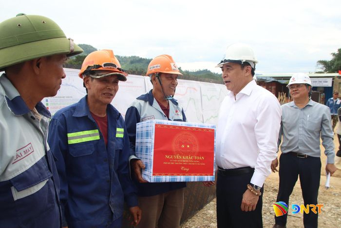 Phó Bí thư Thường trực Thành ủy Nguyễn Khắc Toàn động viên công nhân tham gia thi công công trình. Ảnh: TRỌNG HUY