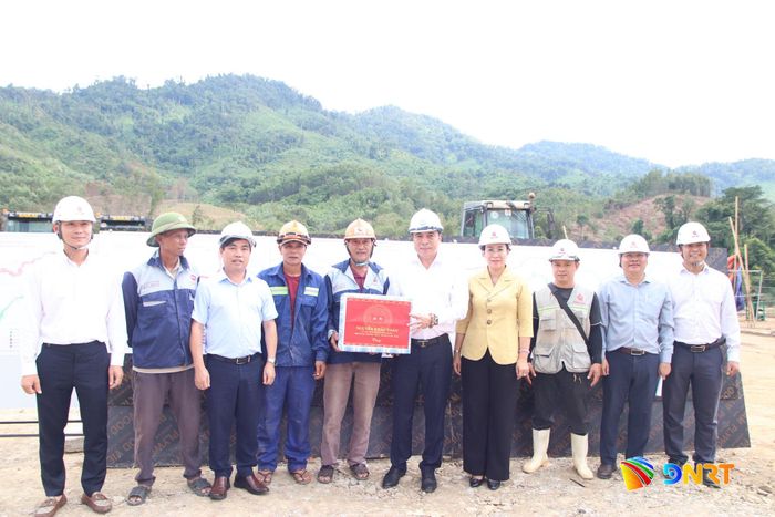 Phó Bí thư Thường trực Thành ủy Nguyễn Khắc Toàn và Phó Chủ tịch UBND thành phố Nguyễn Thị Anh Thi tặng quà, động viên lực lượng tham gia thi công. Ảnh: TRỌNG HUY