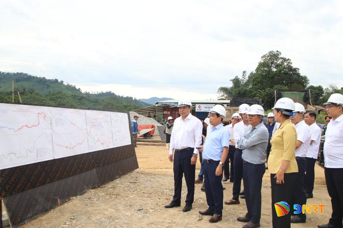 Phó Bí thư Thường trực Thành ủy Nguyễn Khắc Toàn (hàng đầu, bên trái) và Phó Chủ tịch UBND thành phố Nguyễn Thị Anh Thi (hàng đầu, bên phải) nghe báo cáo tiến độ dự án. Ảnh: TRỌNG HUY