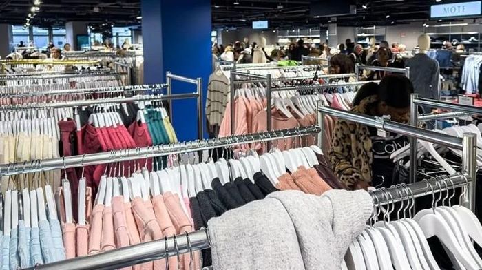 Cửa hàng bán quần áo tại Paris (Pháp). Ảnh: BBC