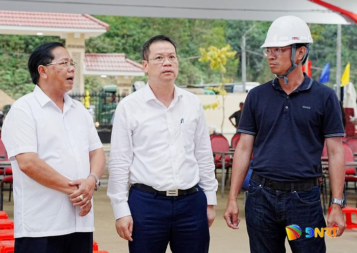 Chủ tịch UBND thành phố Nguyễn Mạnh Hùng (giữa) nghe báo cáo tiến độ chuẩn bị lễ khai giảng. Ảnh: T.CÔNG