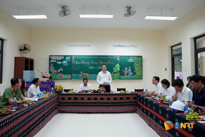 Chủ tịch UBND thành phố Nguyễn Mạnh Hùng làm việc với đại diện các sở, ngành liên quan và chính quyền xã Tây Giang. Ảnh: T.CÔNG