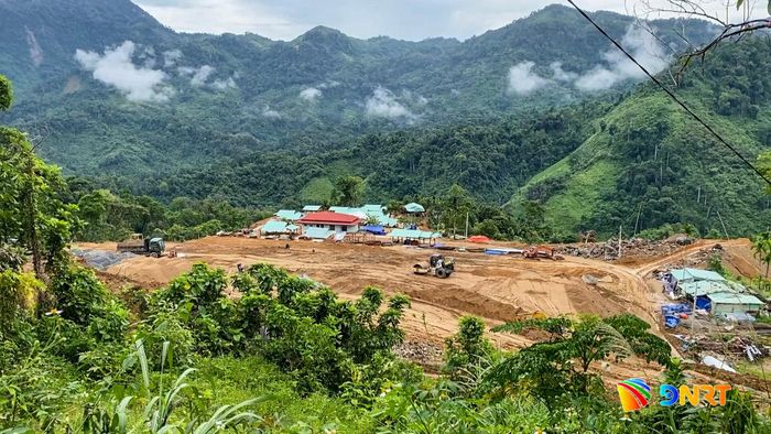 Khu dân cư mới Loong Póc đang hoàn thiện hạ tầng và người dân chuyển đến ở. Ảnh: HOÀNG ĐẠO