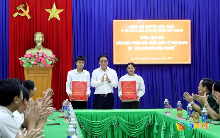 Phó Bí thư Thường trực Thành ủy Nguyễn Khắc Toàn tặng quà cho 2 em Zơ Râm Thị Un Thu và Zơ Râm Dũng là “Con nuôi đồn biên phòng”. Ảnh: TRỌNG HUY