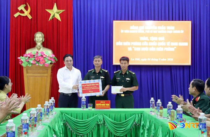 Phó Bí thư Thường trực Thành ủy Nguyễn Khắc Toàn tặng quà cho Đồn Biên phòng Cửa khẩu quốc tế Nam Giang. Ảnh: TRỌNG HUY