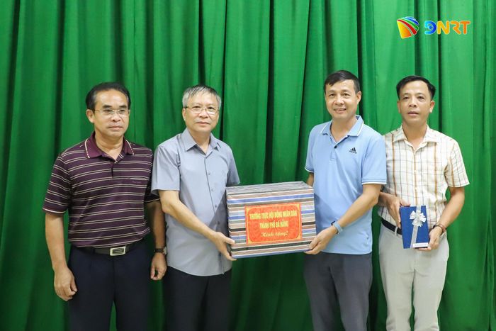 Chủ tịch HĐND thành phố Nguyễn Đức Dũng (thứ 2, bên trái sang) tặng quà Đồn Biên phòng Đắc Pring. Ảnh: NGỌC PHÚ