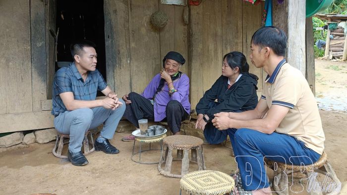 Đồng chí Đoàn Xuân Trường (ngoài cùng bên trái), Phó Bí thư Thường trực Đảng ủy xã Sín Chải gặp gỡ, nắm bắt tâm tư người dân địa bàn.