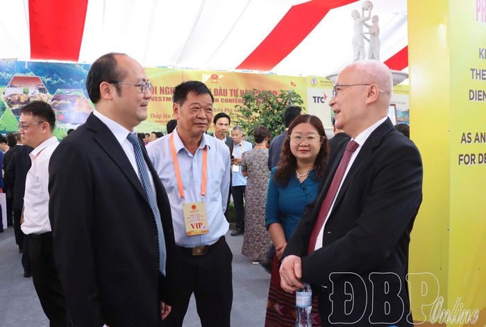 Ông Ngô Minh Hải, Chủ tịch HĐQT Tập đoàn TH trao đổi với lãnh đạo Sở Nông nghiệp và Môi trường về dư án nhà máy chế biến mắc ca tại tỉnh Điện Biên.