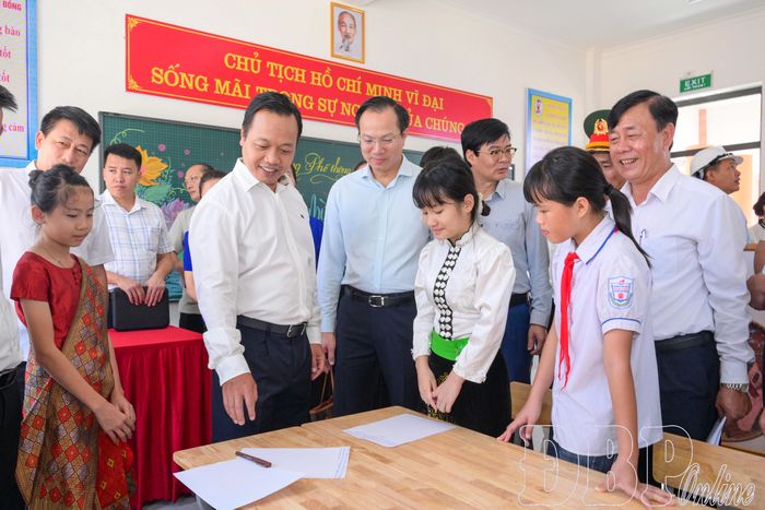 Đồng chí Trần Tiến Dũng, Bí thư Tỉnh ủy thăm các phòng học, kiểm tra công tác chuẩn bị Lễ khai giảng năm học 2026 - 2027 và khánh thành Trường Phổ thông Nội trú Tiểu học và THCS Thanh Nưa.
