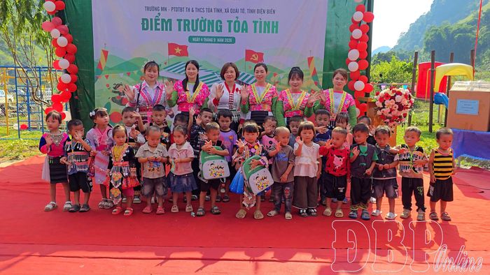 Cô giáo và các em học sinh Điểm trường bản Tỏa Tình vui mừng phấn khởi khi được học tập trong môi trường khang trang, sạch đẹp ngay đầu năm học mới.