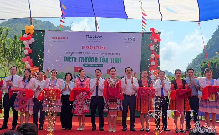 Đại biểu cắt băng khánh thành điểm trường.