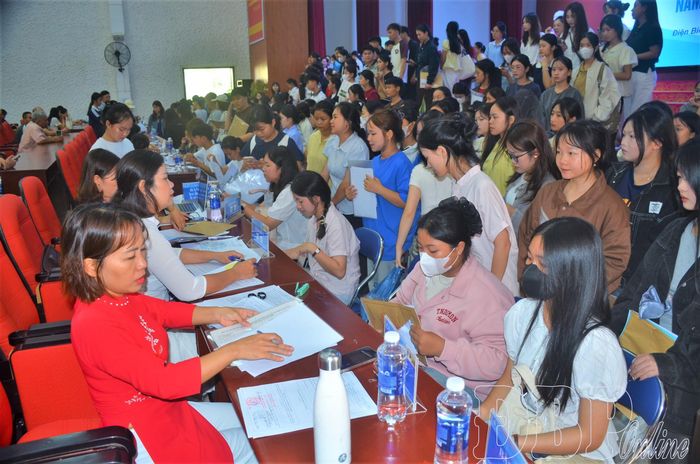 Nhà trường bố trí nhiều bàn tiếp nhận hồ sơ, làm thủ tục nhập học cho tân sinh viên theo từng ngành học. Năm học mới này, nhà trường đào tạo 5 chuyên ngành với 540 sinh viên trúng tuyển đợt 1. Tân sinh viên làm thủ tục nhập học. Tư vấn, đăng ký nội trú tại ký túc xá hoặc giới thiệu chỗ ở ngoại trú theo nhu cầu cho tân sinh viên. Tân sinh viên check-in tại trường trong ngày làm thủ tục nhập học. Đoàn thanh niên nhà trường hỗ trợ các tân sinh viên nhận phòng nội trú và vận chuyển đồ dùng cá nhân tới ký túc xá. 