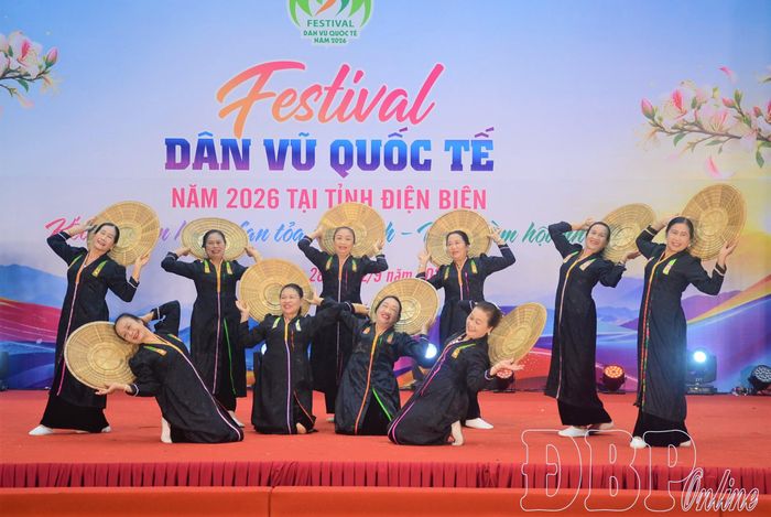 Tiết mục dự thi múa dân gian của Câu lạc bộ Bảo tồn văn hóa Thái Mường Lay.