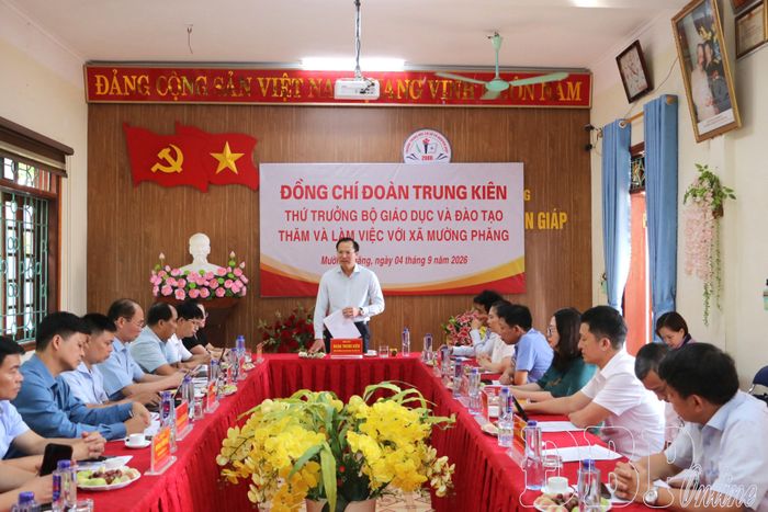 Thứ trưởng Bộ Giáo dục và Đào tạo Đoàn Trung Kiên thăm và làm việc với Trường THCS Võ Nguyên Giáp, xã Mường Phăng.