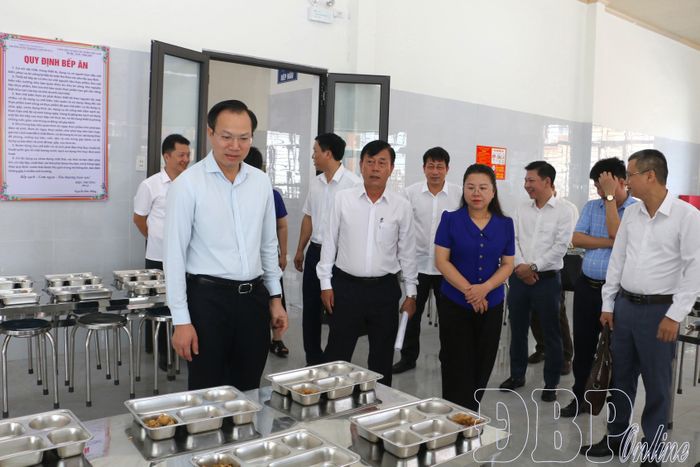 Thứ trưởng Bộ Giáo dục và Đào tạo Đoàn Trung Kiên cùng đoàn công tác kiểm tra phòng ăn bán trú tại Trường Phổ thông nội trú Tiểu học và THCS Thanh Nưa, xã Thanh Nưa.