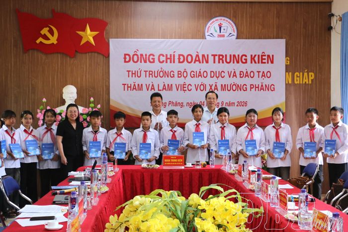 Thứ trưởng Bộ Giáo dục và Đào tạo Đoàn Trung Kiên cùng đoàn công tác tặng quà cho các em học sinh Trường THCS Võ Nguyên Giáp.