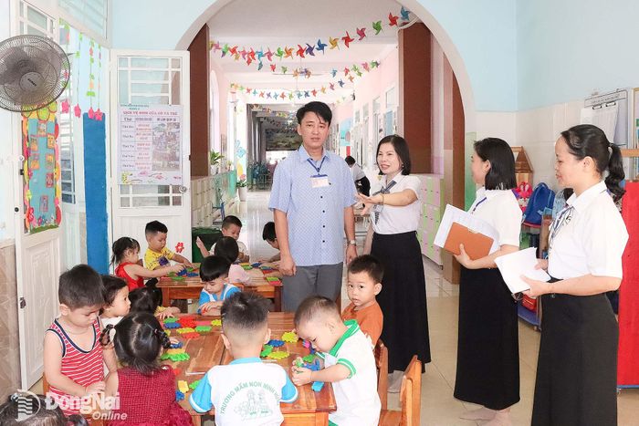 Ông Nguyễn Văn Diễn, Phó Chủ tịch UBND phường Minh Hưng kiểm tra công tác chuẩn bị năm học mới tại Trường mầm non Minh Hưng. Ảnh: Quang Minh
