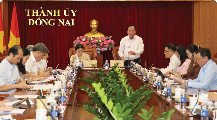 Phó Bí thư Thành ủy Võ Tấn Đức, Ban Chỉ đạo thực hiện công tác bồi thường, giải phóng mặt bằng và hỗ trợ tái định cư thành phố Đồng Nai. Ảnh: Lê An