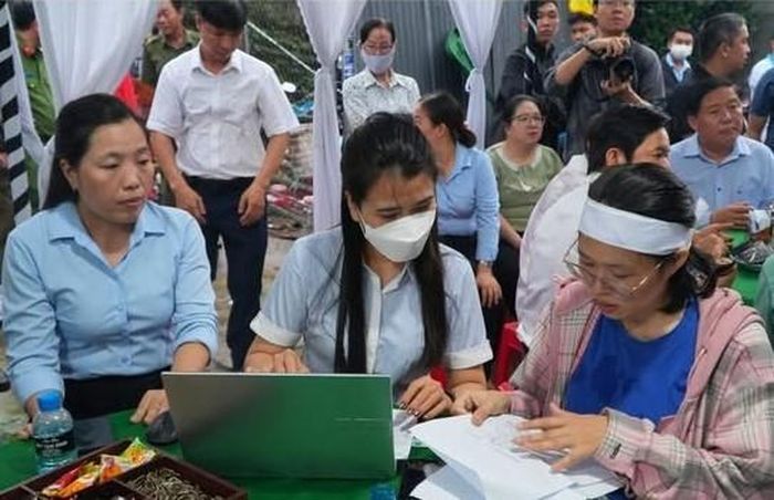 Cán bộ Trung tâm Phục vụ hành chính công xã Bình Minh đến nhà hướng dẫn, hỗ trợ gia đình hoàn tất thủ tục. Ảnh: báo Vietnamnet.vn